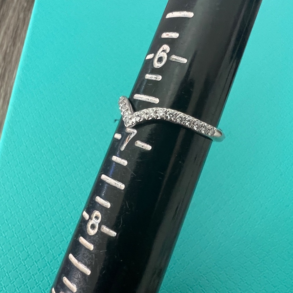 Beautiful V ring - Picture 14 of 14